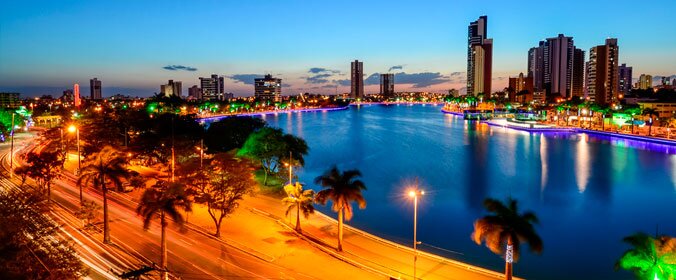 imagem aérea de joão pessoa que mostra o mar e a cidade ao fundo